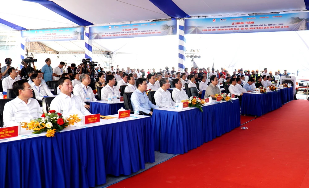 Thủ tướng cùng các lãnh đạo bộ, ngành và địa phương dự lễ khánh thành tại điểm cầu Ninh Thuận. Ảnh: H.H cao tốc 3.jpg