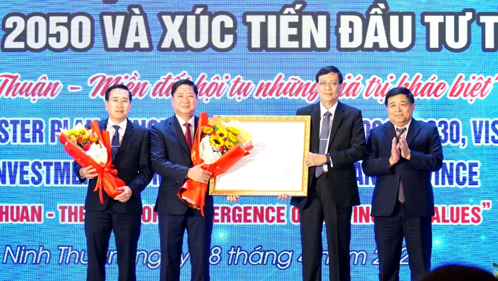 Bộ trưởng Nguyễn Chí Dũng trao quyết định quy hoạch và hoa cho lãnh đạo tỉnh Ninh Thuận. Ảnh: H.H Ninh Thuận.jpg