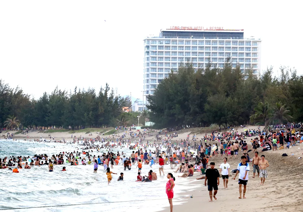 Người dân địa phương, du khách tắm biển ở Ninh Thuận. Ảnh: T.T ninh thuận 1.jpg