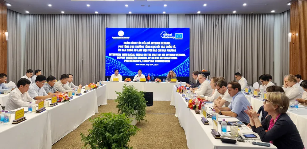 Đoàn công tác của bà Myriam Ferran trao đổi với báo chí. Ảnh: N.N ninh thuận 1.jpg