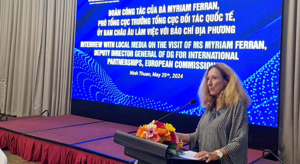 Bà Myriam Ferran phát biểu tại buổi họp báo. Ảnh: N.N ninh thuận.jpg