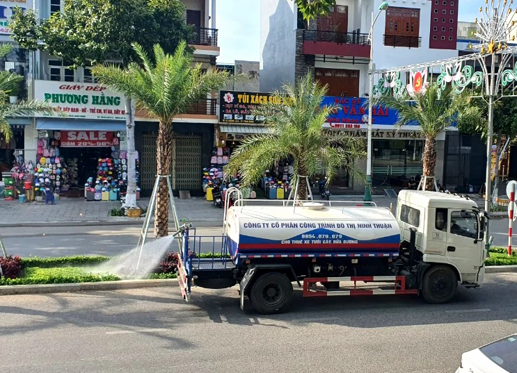 Chăm sóc cây xanh trên địa bàn TP Phan Rang - Tháp Chàm, tỉnh Ninh Thuận. Ảnh: H.H công ty công minh.jpg