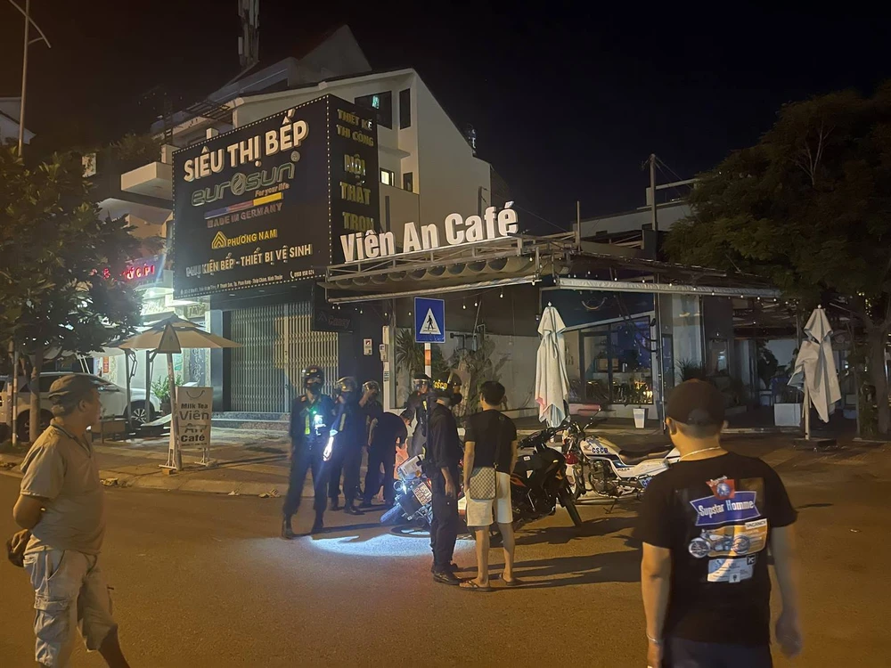 đánh cảnh sát.jpg