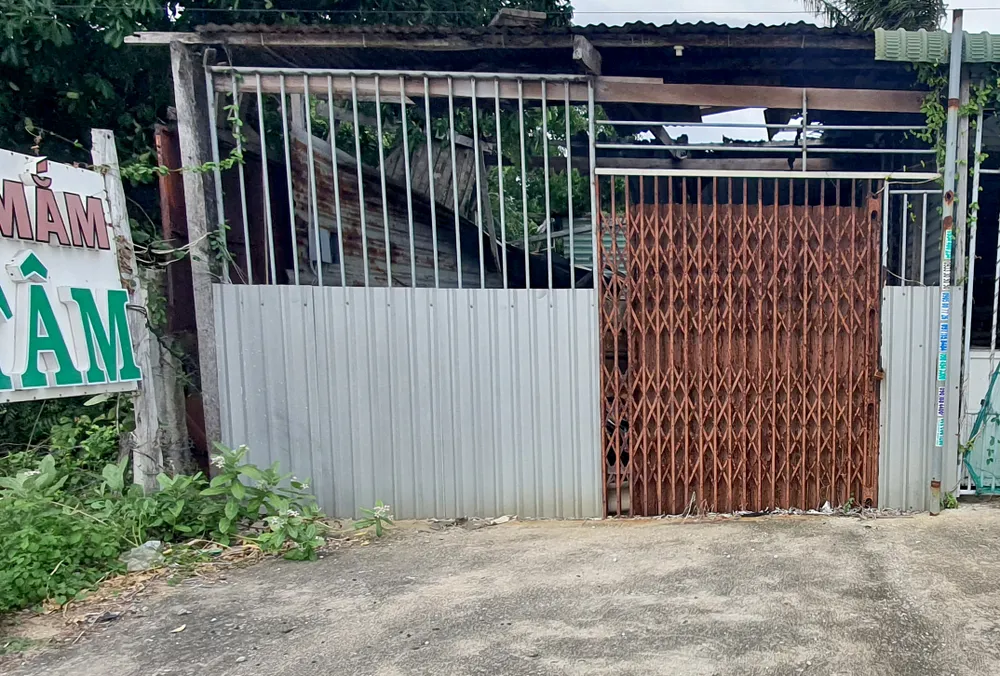 Nguyên đơn khóa cửa nên tòa không thể kiểm kê tài sản bên trong. Ảnh: H.H thi hành bản án.jpg
