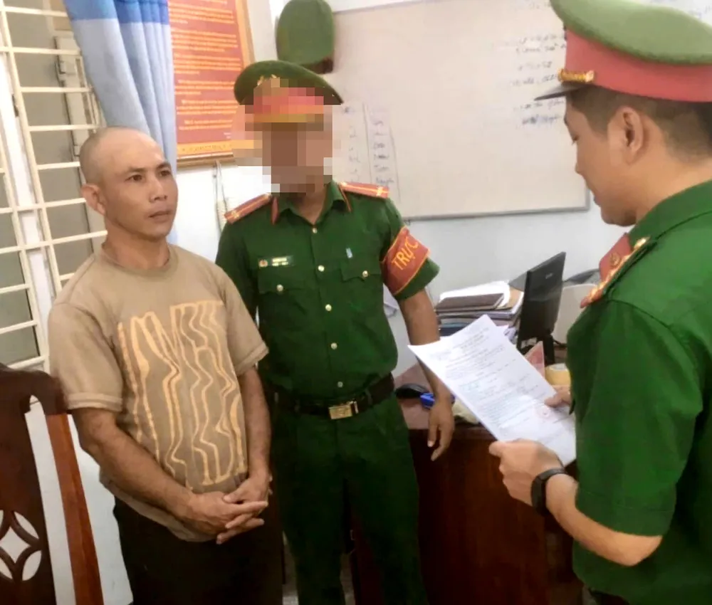 Công an huyện Thuận Nam tống đạt quyết định tố tụng đối với Long. Ảnh: T.N bức tử người tình.jpg