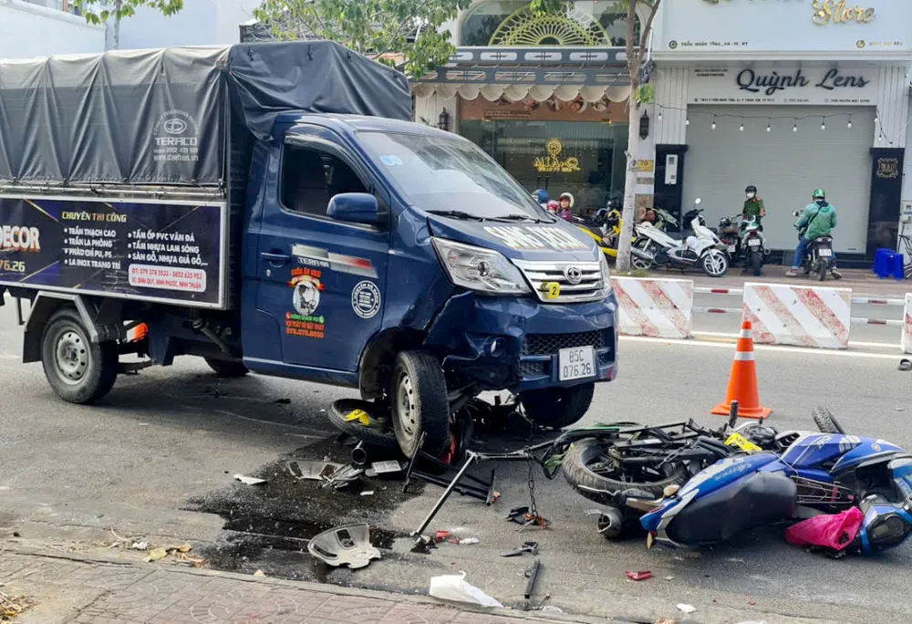 Chiếc xe máy nằm dưới bánh xe tải sau va chạm. Ảnh: Đ.K tai nạn giao thông.jpg