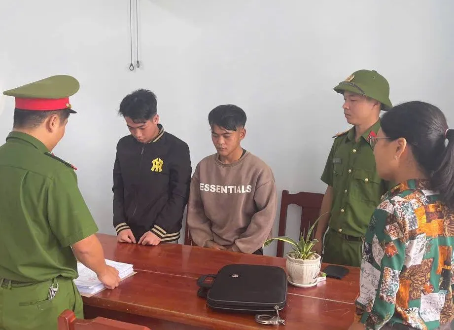 Công an huyện Thuận Nam tống đạt quyết định hai bị can hiếp dâm bạn nhậu. Ảnh: C.A hiếp dâm bạn nhậu.jpg