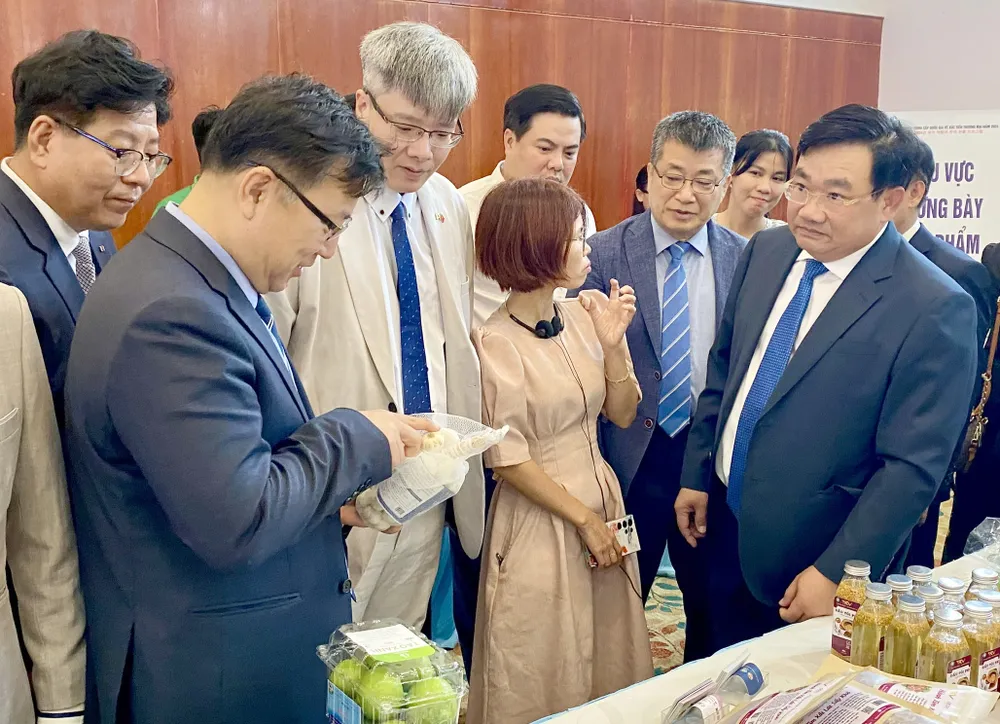Ông Trịnh Minh Hoàng (bìa phải) giới thiệu các sản phẩm OCOP của Ninh Thuận với phía Hàn Quốc. Ảnh: N.N doang nghiệp hàn quốc.jpg