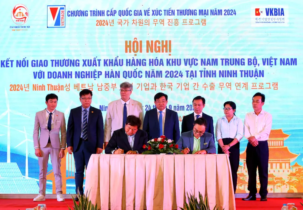 Doanh nghiệp Hàn Quốc ký kết hợp tác với các doanh nghiệp khu vực Nam Trung Bộ. Ảnh: N.N doanh nghiệp hàn quốc1.jpg