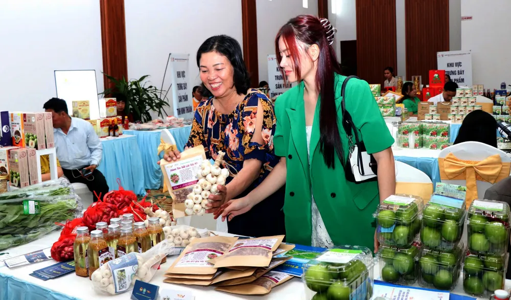 Sản phẩm OCOP tỉnh Ninh Thuận trưng bày tại hội nghị. Ảnh: N.N doang nghiệp hàn quốc2.jpg