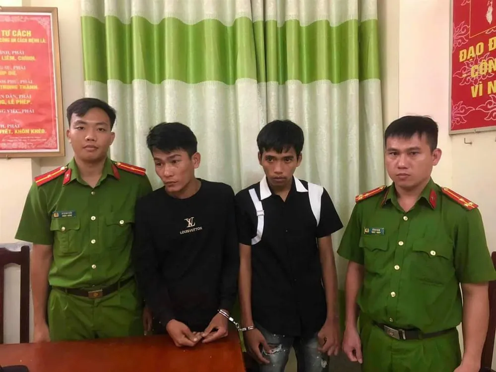 Vũ và Khởi bị bắt sau 3 giờ cướp giật điện thoại của cháu bé. Ảnh: C.A Giật điện thoại