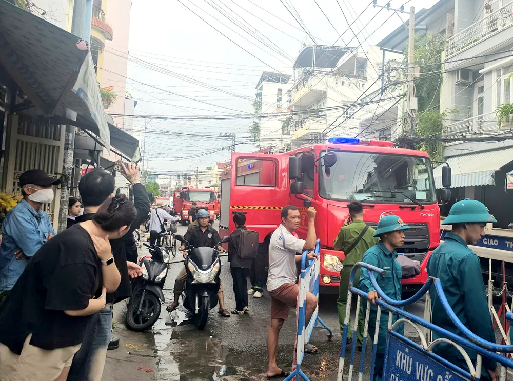 Người dân địa phương theo dõi diễn biến vụ cháy. 10.jpg