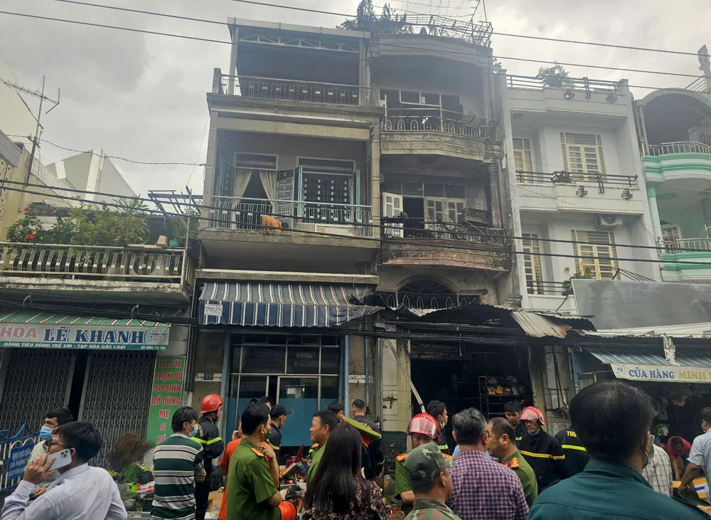 Vụ cháy xảy ra khoảng 10 giờ ngày 28-11, tại căn nhà ba tầng ở đường Phương Sài, phường Phương Sài, TP Nha Trang, tỉnh Khánh Hòa. Trao đổi với PLO, ông Lưu Thành Nhân, Phó chủ tịch TP Nha Trang, cho biết ghi nhận ban đầu có 4 người tử vong, gồm 2 người lớn, 2 trẻ em. 11.jpg