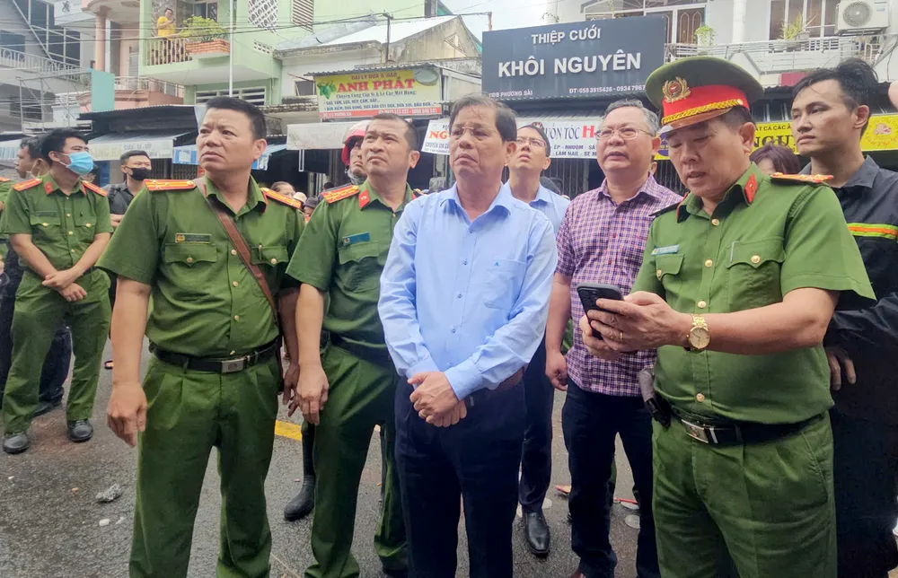 Ông Nguyễn Tấn Tuân, Chủ tịch UBND tỉnh Khánh Hòa (áo sơ mi xanh) cùng lãnh đạo Công an tỉnh Khánh Hòa đã có mặt tại hiện trường để chỉ đạo khắc phục vụ cháy. Ông Nguyễn Tấn Tuân yêu cầu chủ tịch UBND TP Nha Trang và UBND phường Phương Sài khẩn trương hỗ trợ những người bị nạn. 4.jpg