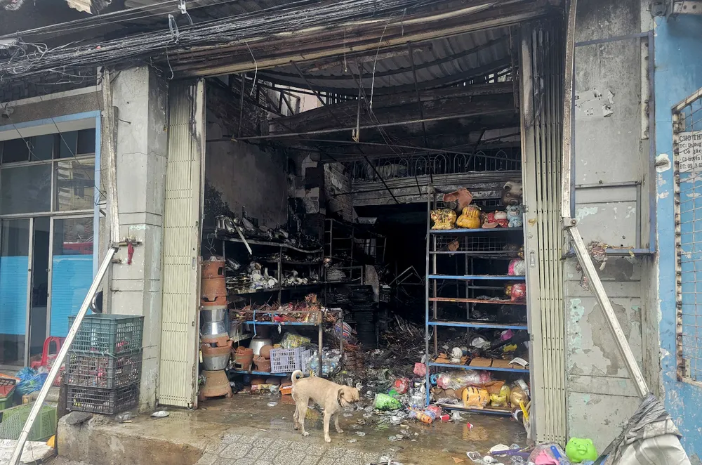 Thời điểm trên, người dân phát hiện khói bốc ra từ căn nhà nên hô hoán, dập lửa nhưng bất thành. Hàng chục chiến sĩ chữa cháy chuyên nghiệp cùng lực lượng chức năng địa phương vẫn đang nỗ lực chữa cháy. 8.jpg