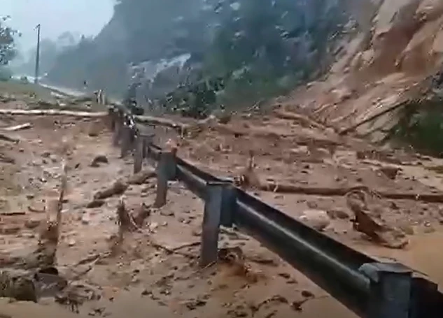 Đèo Khánh Lê bị sạt lở nghiêm trọng. Ảnh: LK