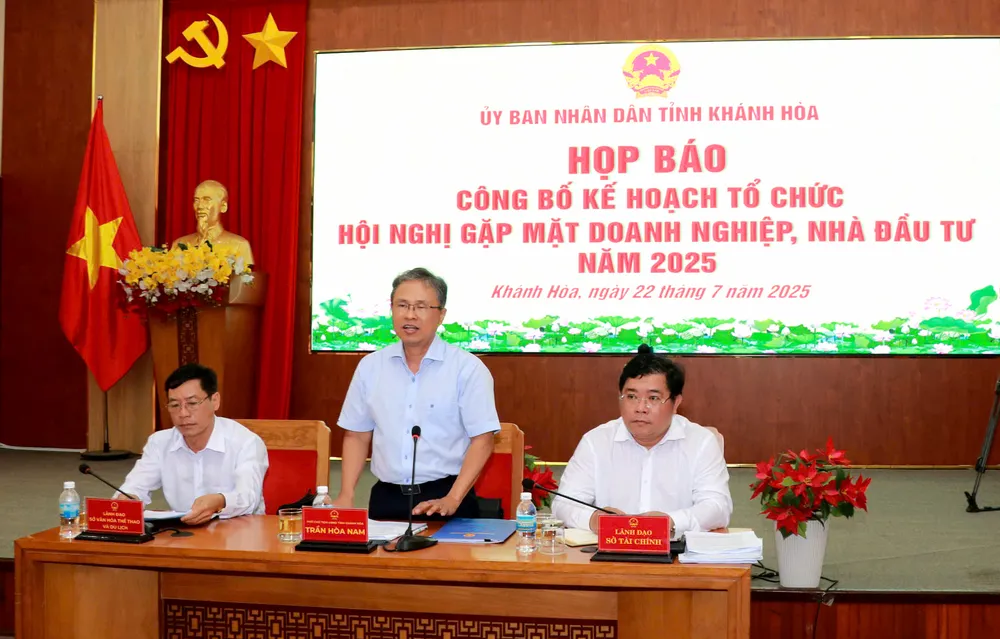 Ông Trần Hòa Nam, Phó Chủ tịch UBND tỉnh Khánh Hòa, thông tin về hội nghị. Ảnh: H.H gặp mặt doanh nghiệp