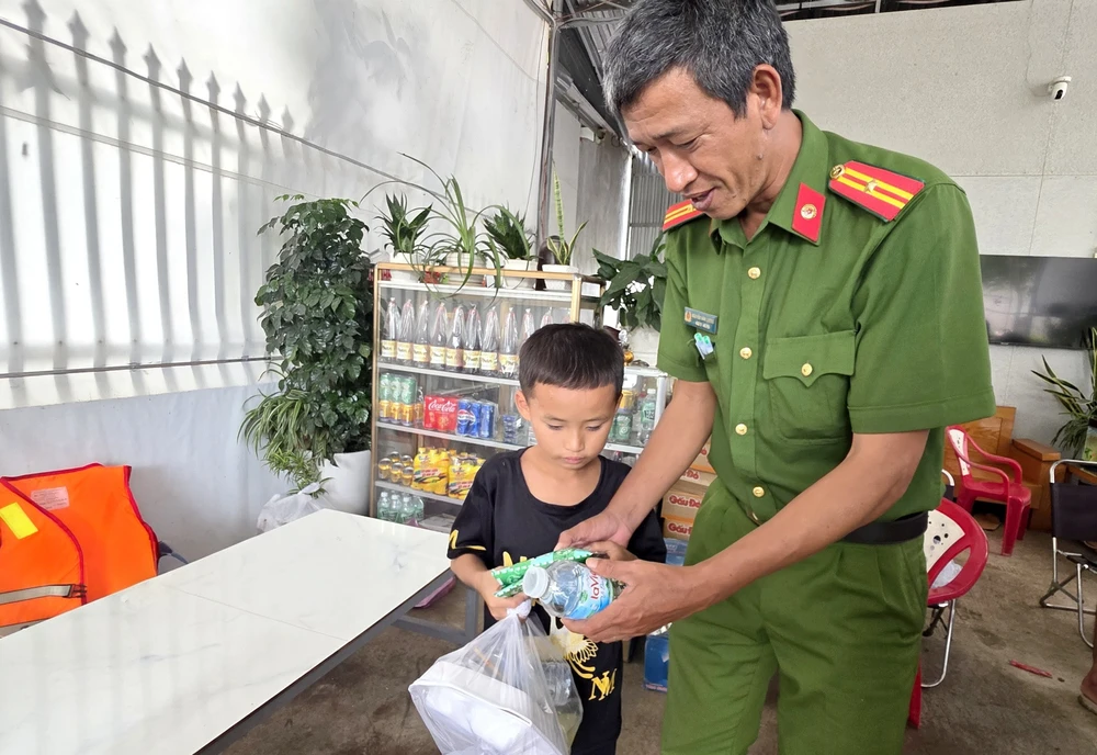 người dân vùng lũ 1~2.jpg