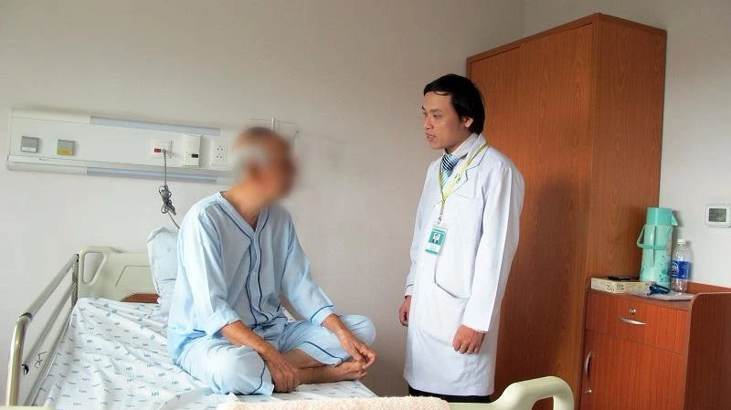 Bác sĩ Niên khám sức khỏe cho người bệnh ẢNH: HP