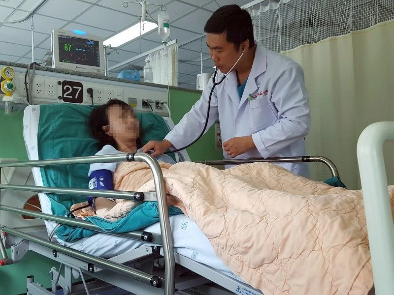 Bệnh nhân được đặt stent chuyển dòng được bác sĩ thăm khám