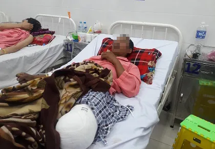 Cuốc đất trồng điều bị mìn nổ phải cắt mất chân ảnh 2