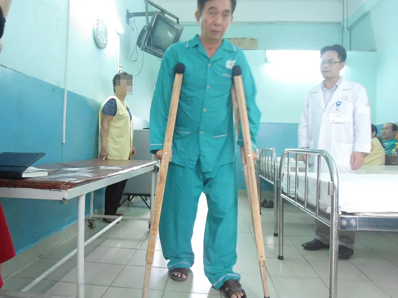 Chân bỗng ngắn đi 2cm do trật khớp háng lâu năm ảnh 2