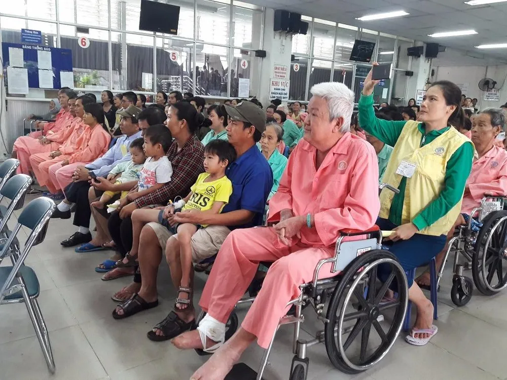 Bệnh nhân xem các ca sĩ biểu diễn