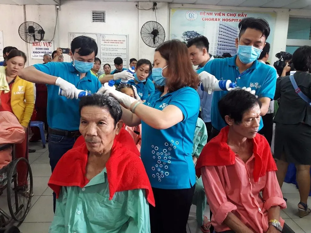 Chương trình cắt tóc, gội đầu cho bệnh nhân