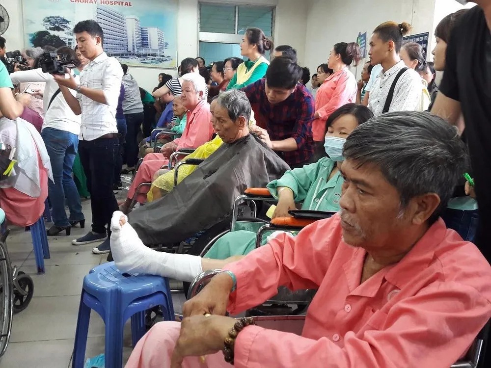 hiều bệnh nhân hào hứng đến từ sáng sớm để được cắt tóc miễn phí.