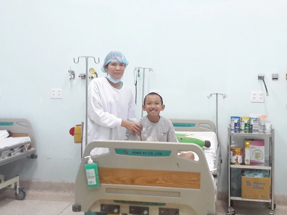 12 giờ căng thẳng lấy 1/4 gan của mẹ ghép cho con ảnh 2