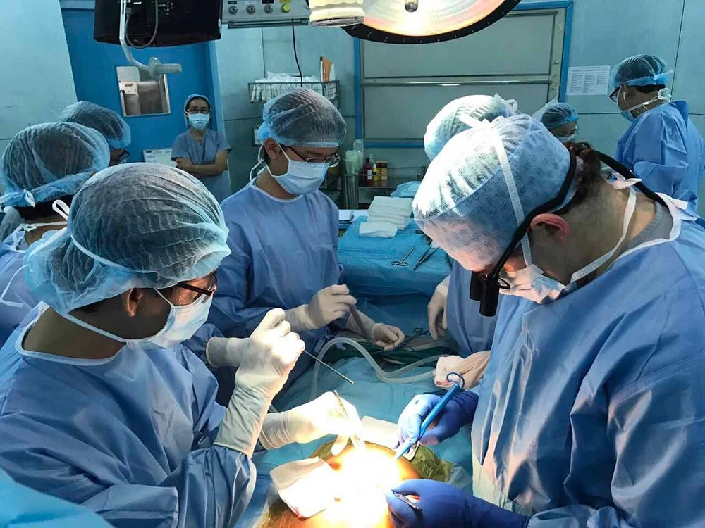 12 giờ căng thẳng lấy 1/4 gan của mẹ ghép cho con ảnh 1