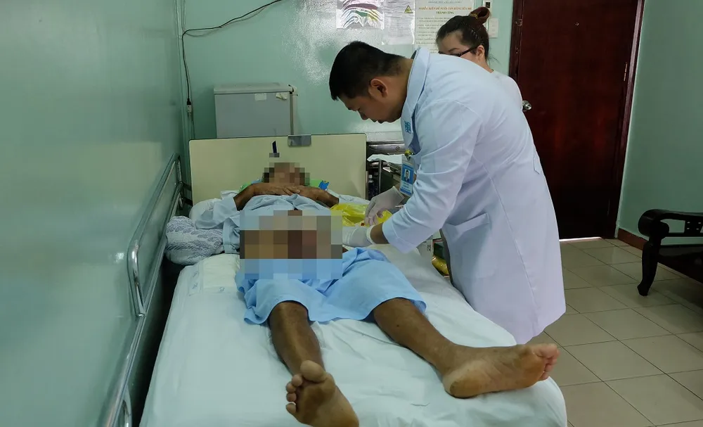 Mắc bệnh hiếm, người đàn ông bị hoại tử dương vật ảnh 1