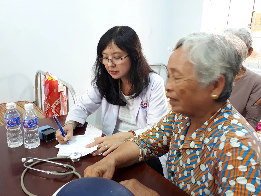 Bác sĩ thành phố về U Minh thăm bệnh cho bà con ảnh 3