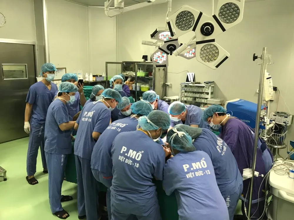 Kỳ lạ chàng trai mang 'mai rùa' nặng 15 kg suốt 26 năm ảnh 1 Kỳ lạ chàng trai mang 'mai rùa' nặng 15 kg suốt 26 năm ảnh 1