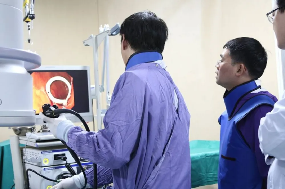 Dẫn lưu khối u lớn cứu người đàn ông nghiện rượu ảnh 1