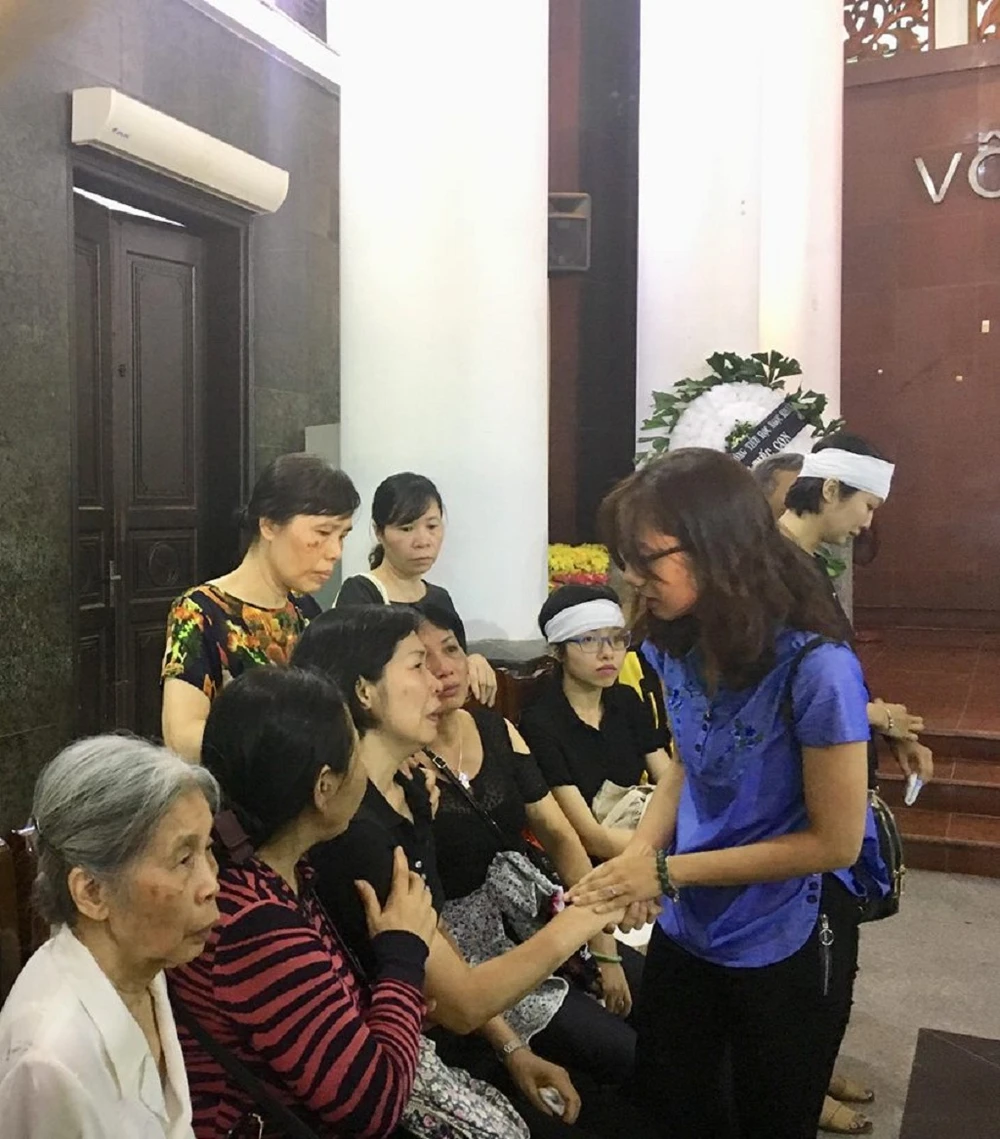 Hàng trăm người tiễn đưa thiên thần nhỏ Vân Nhi về trời ảnh 1