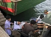 Giám đốc BV trích 1 tháng lương nỗ lực cứu đôi chân bệnh nhân ảnh 3 Bác sĩ bất chấp mạng sống ra đảo làm bà đỡ