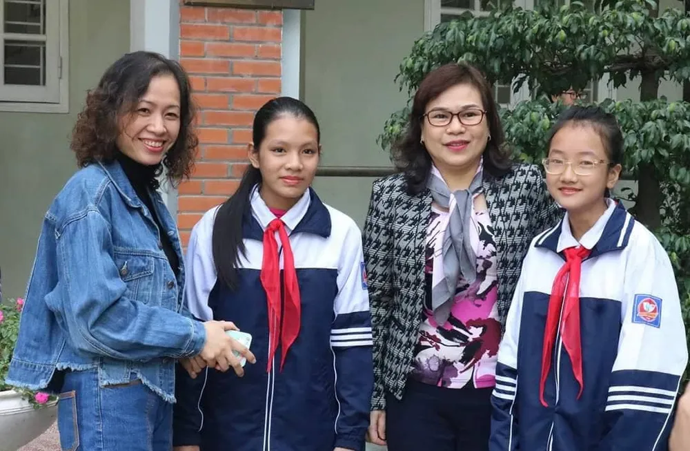 HS lớp 6 giao chiếc ví đánh rơi có 20 triệu đồng cho công an ảnh 1