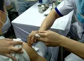 Tiêm vaccine COVID-19: Sau 30 phút lại làm việc như thường ảnh 6 Video: 100 y, bác sĩ BV Nhiệt đới được tiêm vaccine COVID-19