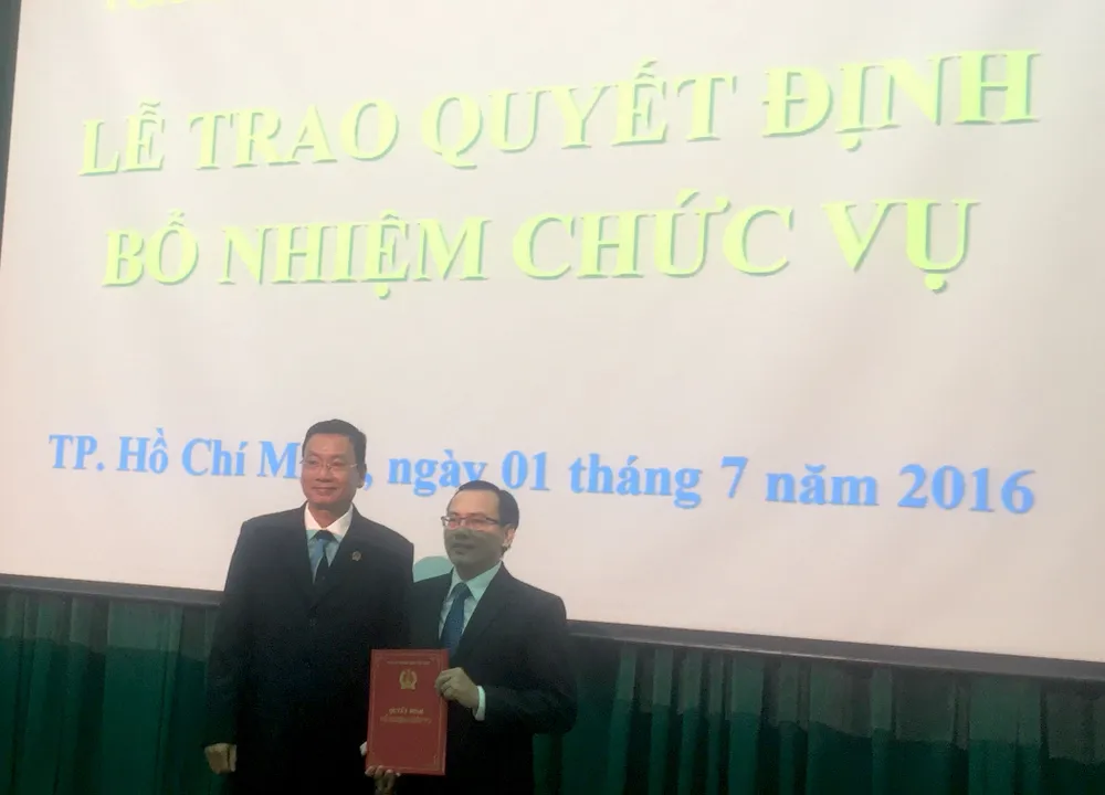 Tòa Lao động TAND TP.HCM có phó chánh tòa mới ảnh 1 Phó Chánh án TAND TP.HCM Đỗ Khắc Tuấn trao quyết định bổ nhiệm cho ông Bình