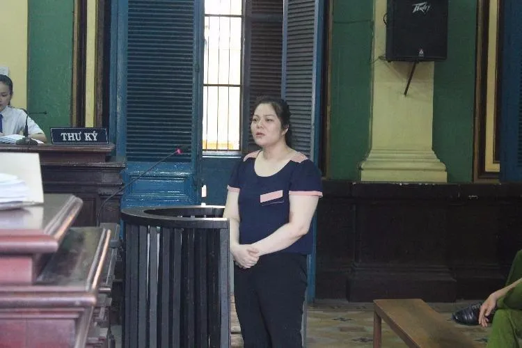 Bị cáo Hoa đang trả lời câu hỏi của công tố tại toà