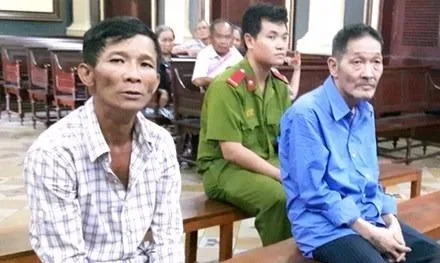 Hai bị cáo Nguyễn Văn Vững (phải) và Trần Tiến Hiền tại tòa