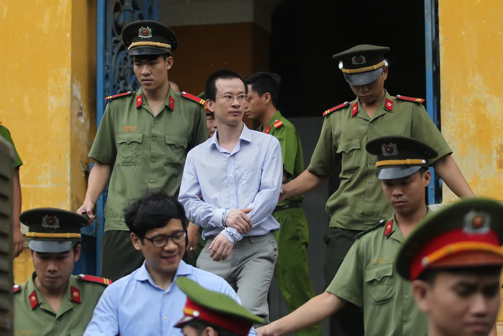 Bị cáo Mai và bị cáo Quyết được dẫn giải về trại sau phiên xử sáng