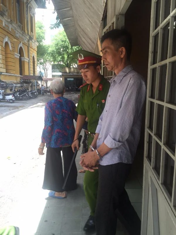 Bị cáo Long được dẫn giải về trại sau phiên xử