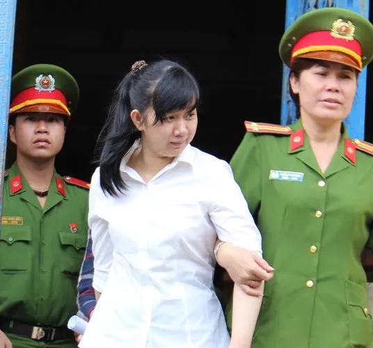 Bị cáo Thơ cười tươi sau phiên tòa, chỉ còn 15 ngày là hết hạn tù theo bản án vừa tuyên