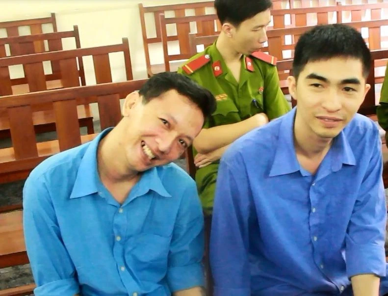 bị cáo tạo dáng chụp hình