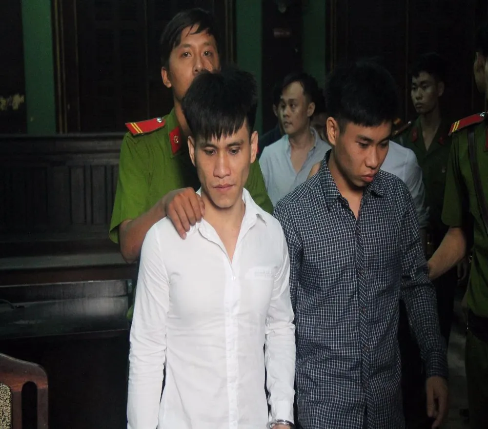 Hai anh em Bảo và Vy được dẫn giai về trại giam sau phiên xử