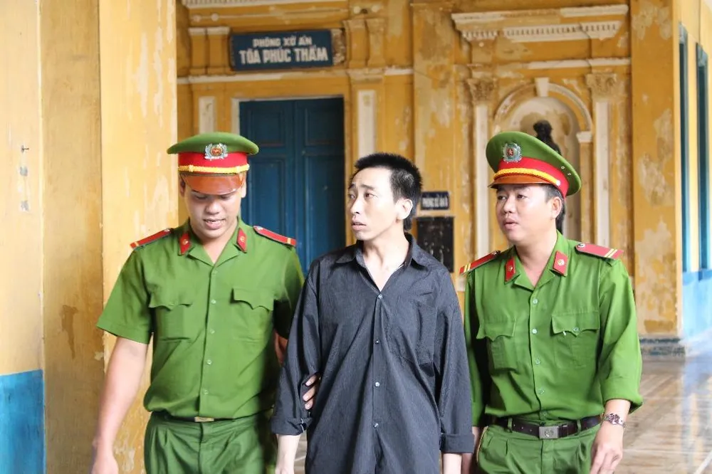 Bị cáo Cường được dẫn giải đến phiên xử phúc thẩm