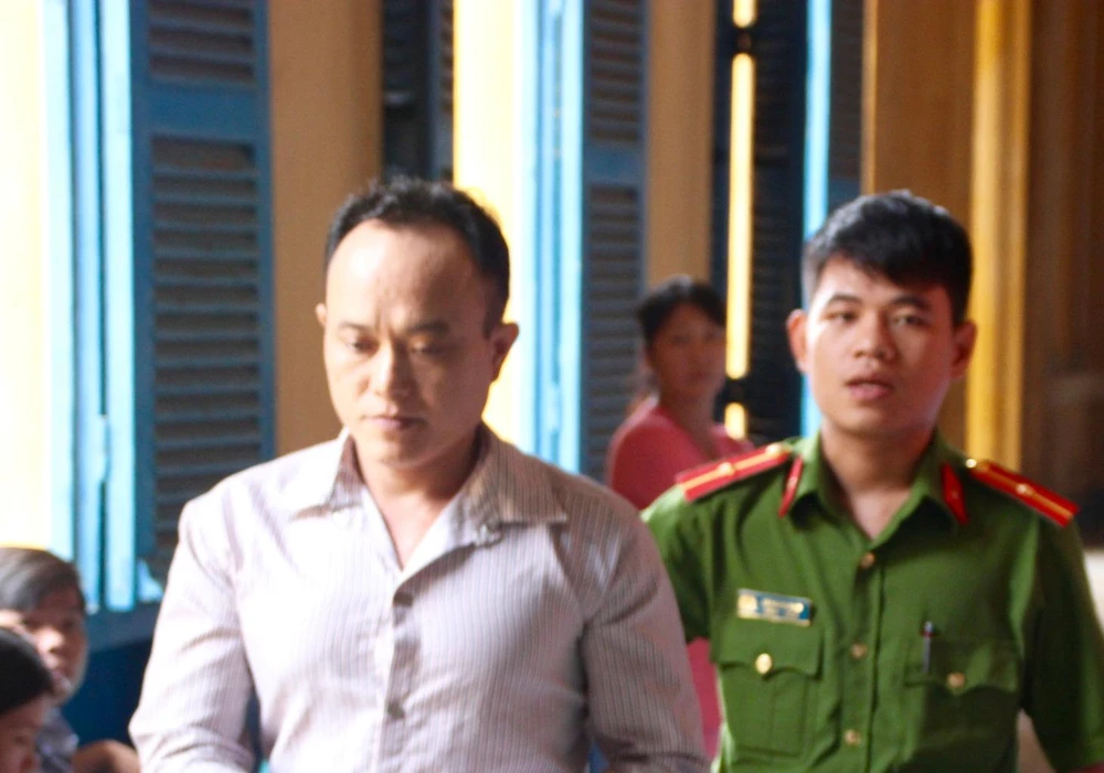 Đặng Ngọc Cường được dẫn giải về trại giam sau phiên xử