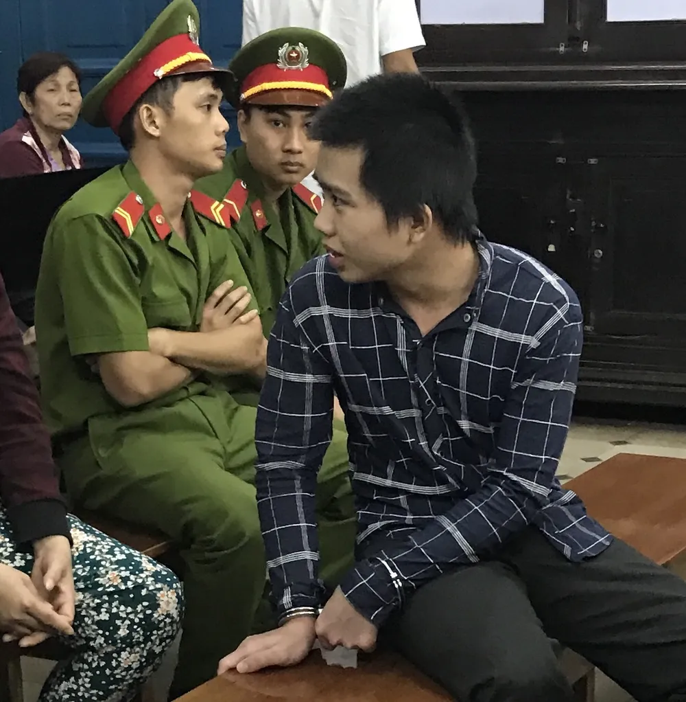 Tuấn quay tìm người thân khi toà nghị án